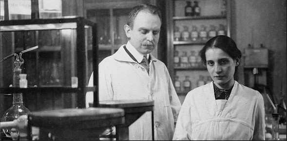 Hahn y Meitner en el Instituto Químico de la Universidad de Berlín bajo la dirección de Emil Fischer, probablemente entre 1909 - 1912