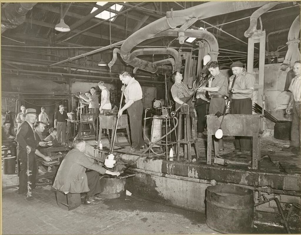 Sopladores de vidrio trabajando, Crown Crystal Studio, Waterloo, Sydney, 1950