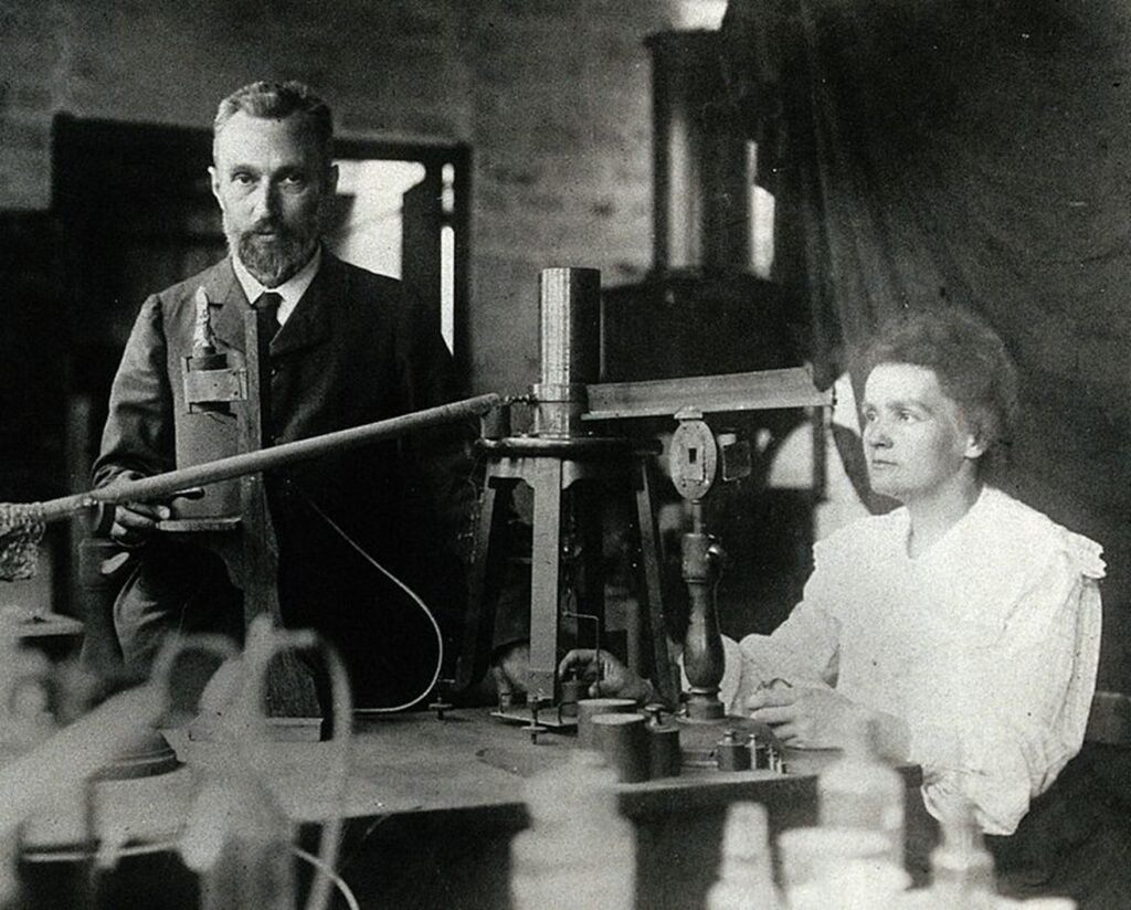Pierre y Marie Curie en su laboratorio