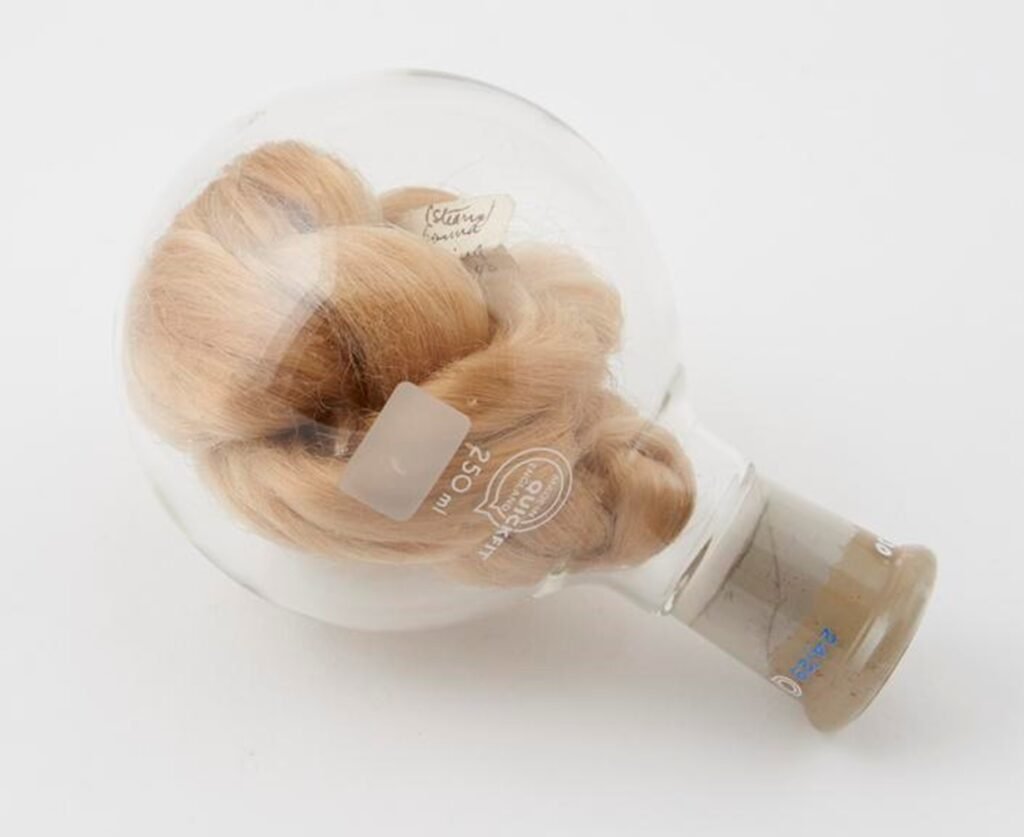 Primer ejemplar existente de seda artificial viscosa (fechado el 30 de agosto de 1898). © The Board of Trustees of the Science Museum