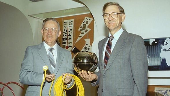 Robert L. Banks y Paul Hogan