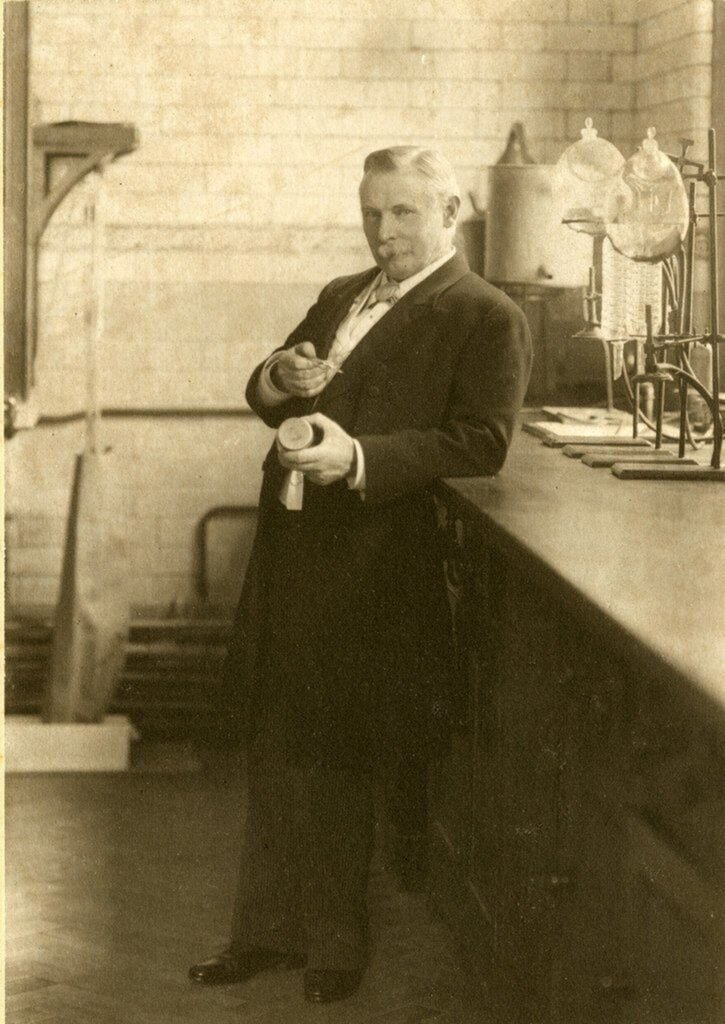 Thorpe en su laboratorio