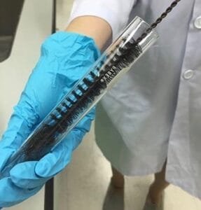Escobilla o cepillo de laboratorio en uso