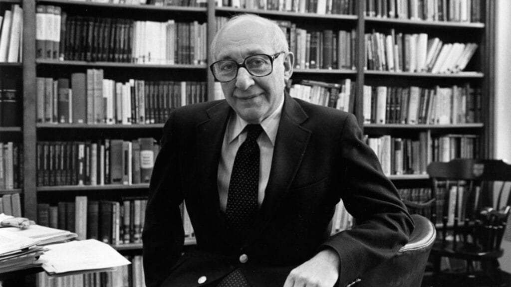 Jack Halpern, Catedr&aacute;tico Distinguido Louis Block del Departamento de Qu&iacute;mica de la Universidad de Chicago, en su despacho en una foto sin fecha. Fotograf&iacute;a de Patricia Evans, cortes&iacute;a del Centro de Investigaci&oacute;n de Colecciones Especiales Hanna Holborn Gray de la Biblioteca de la Universidad de Chicago.